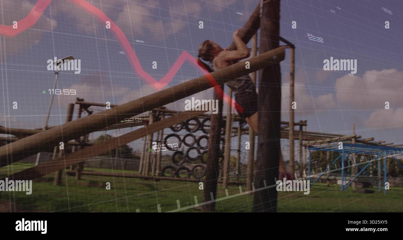 Bâton d'escalade d'athlète féminine sur le parcours d'obstacles extérieur, avec barres de singe et superposition de grille Banque D'Images