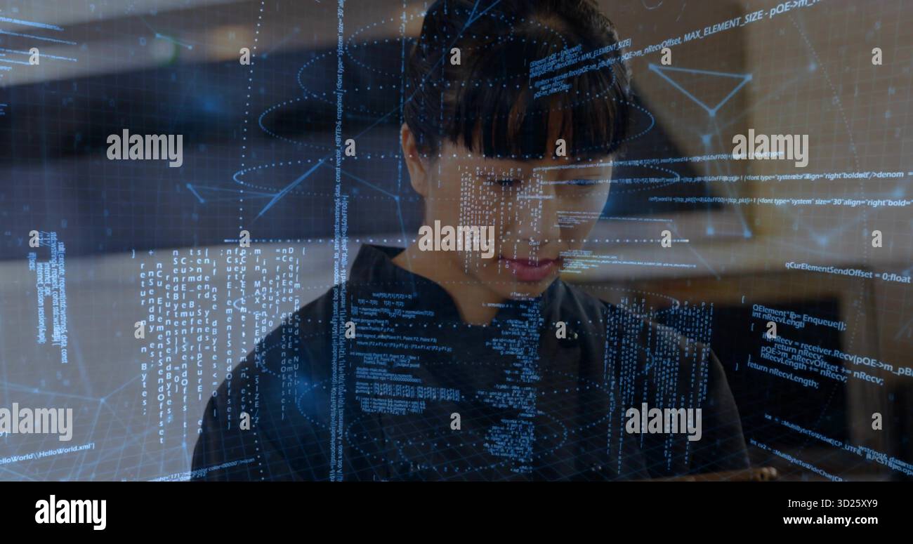 Ingénieur asiatique adulte moyen analysant le code sur l'interface holographique dans le laboratoire technologique, avec tablette portable Banque D'Images