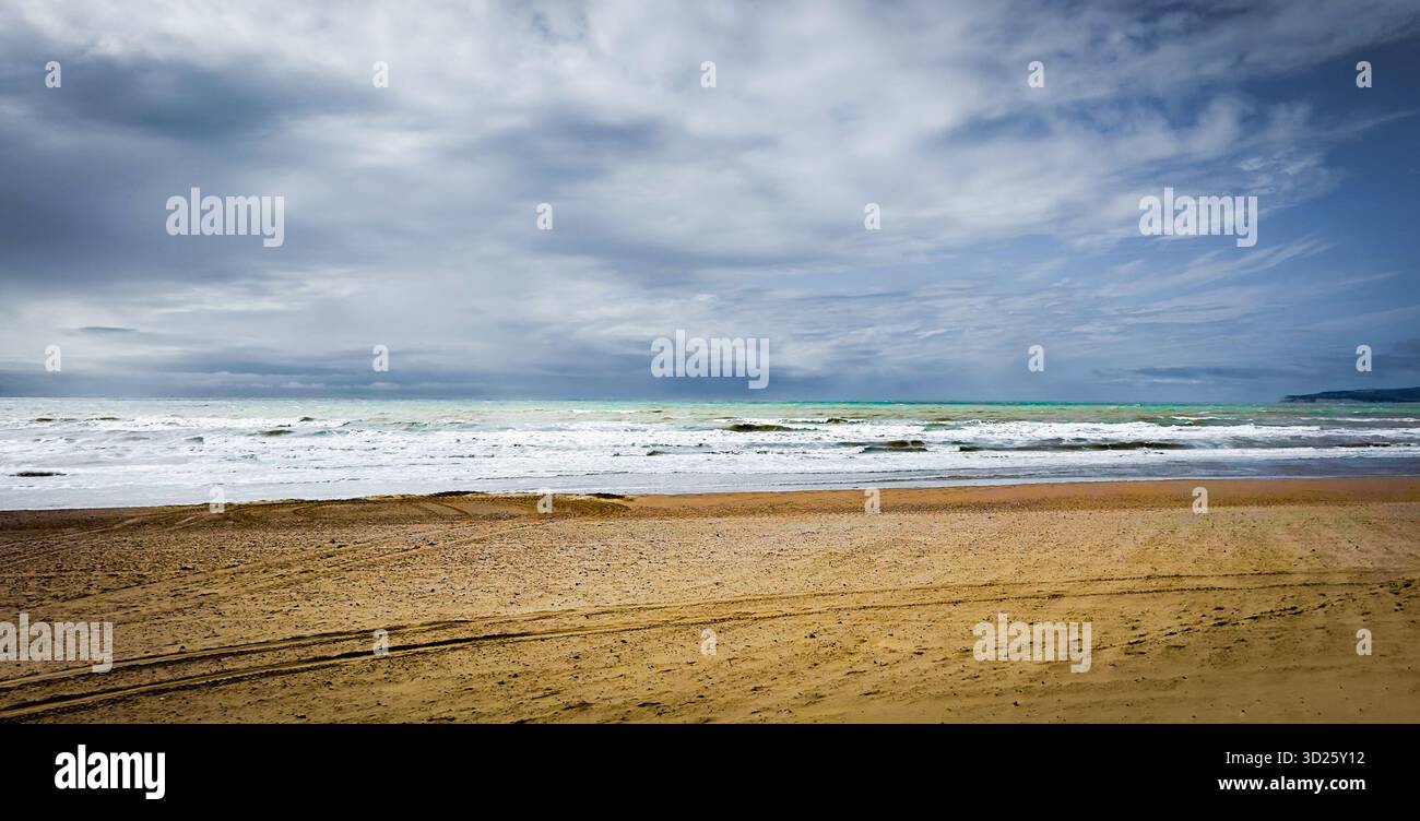 Vue de Camber Sands Beach, une plage de sable fin par temps couvert sur la côte est du Sussex en Angleterre Banque D'Images