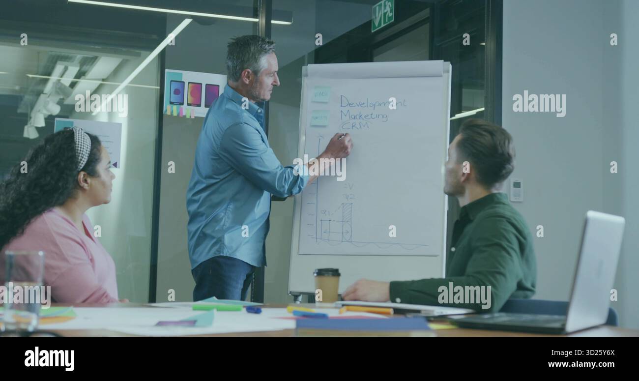 Esquisser présentateur dessinant des puces sur un tableau de conférence dans une salle de réunion vitrée, avec des marqueurs Banque D'Images