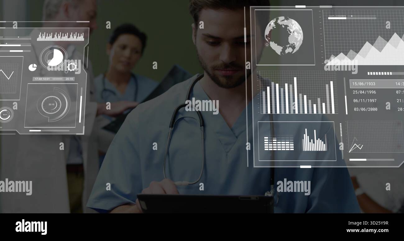 Examen clinicien dans les gommages avec stéthoscope à l'aide d'une tablette dans le couloir de l'hôpital, cartes numériques Banque D'Images