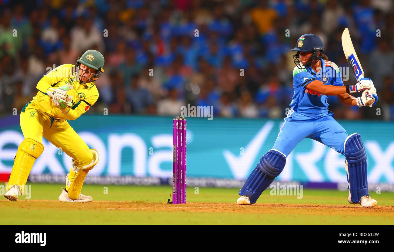 Navi Mumbai, Inde. 30 octobre 2025. Harmanpreet Kaur (Capitaine) de l'Inde lors du match de demi-finale de la Coupe du monde de cricket féminine de l'ICC, Inde vs Australie à la DocD.Y. Patil Sports Academy, Navi Mumbai, Inde, 30 octobre 2025 (photo par Shubhajit Roy Karmakar/News images) à Navi Mumbai, Inde le 30/10/2025. (Photo de Shubhajit Roy Karmakar/News images/Sipa USA) crédit : Sipa USA/Alamy Live News Banque D'Images
