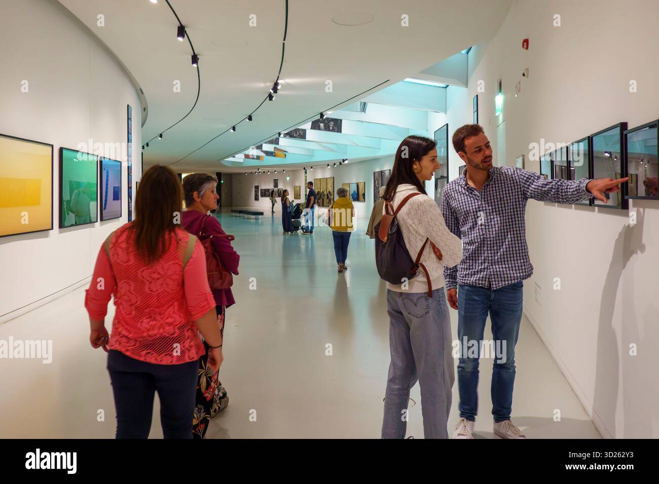Les gens admirant l'art au MAAT (Musée d'Art, d'architecture et de technologie) à Lisbonne, Portugal, Europe Banque D'Images