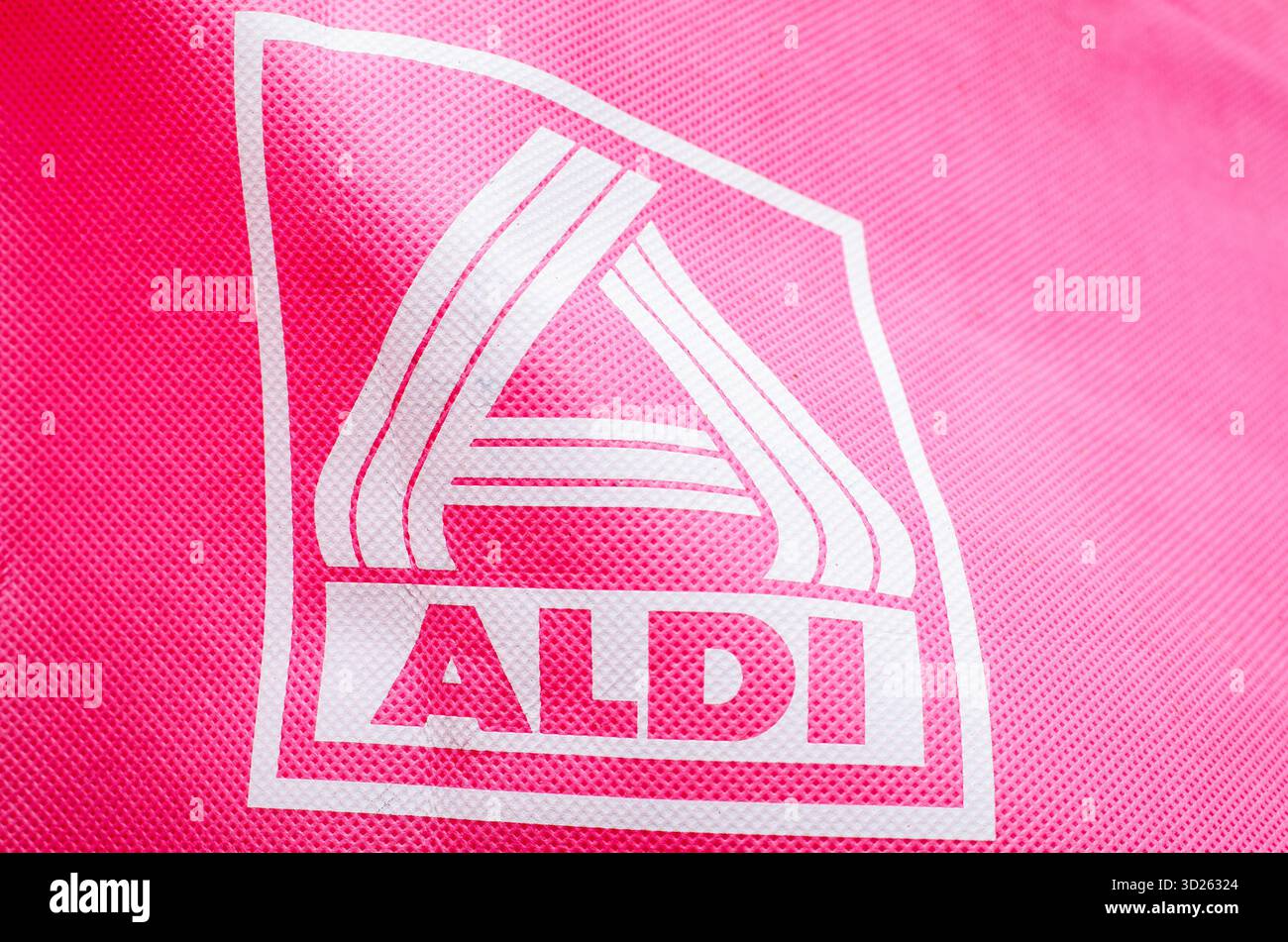 Serlohn Allemagne octobre 26 2025 logo Aldi sur sac à provisions rose de l'environnement de détail de supermarché Banque D'Images