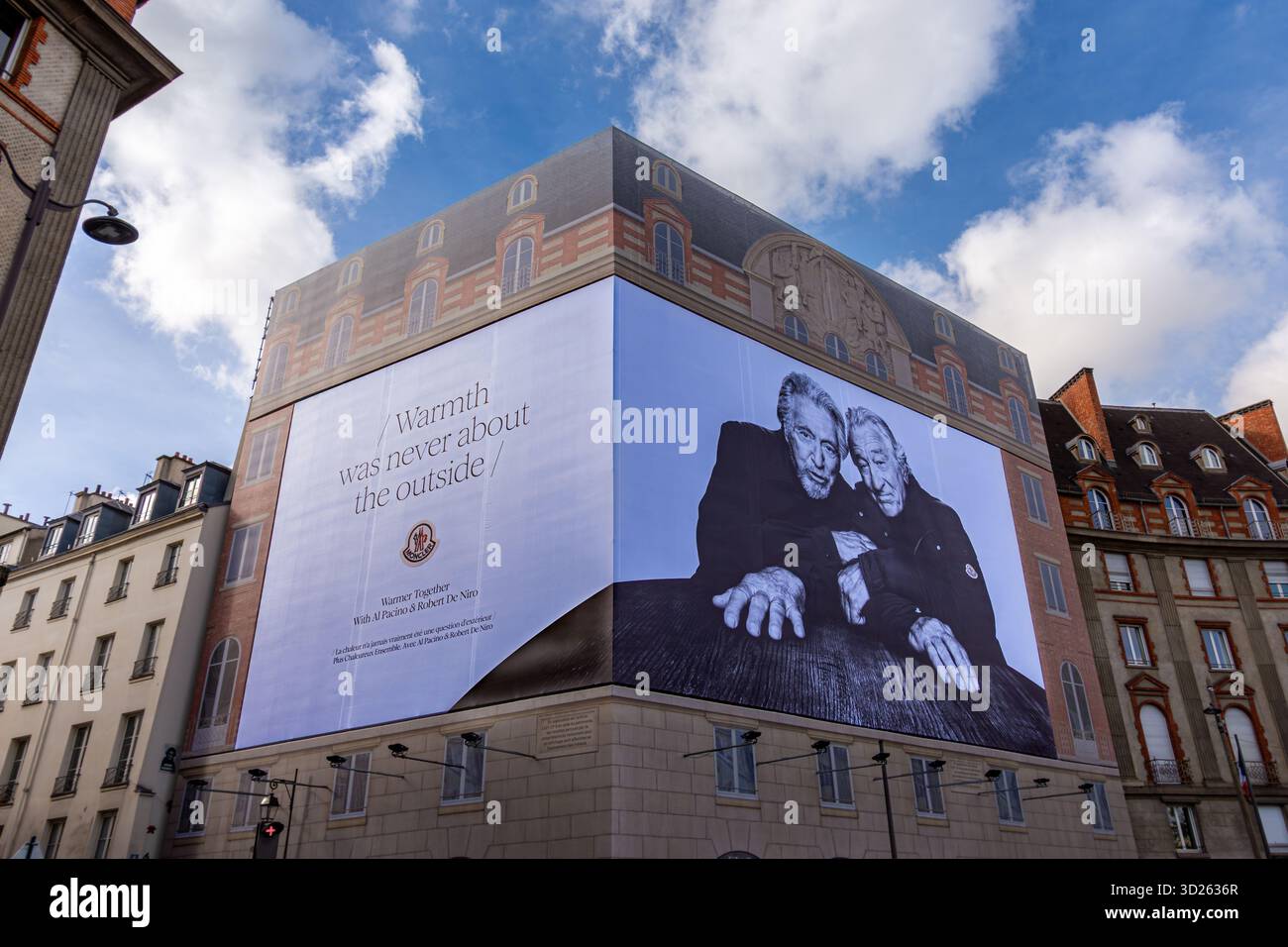 Panneau publicitaire pour Moncler, une marque de mode italienne, mettant en vedette les acteurs Al Pacino et Robert de Niro, sur la façade d'un bâtiment parisien Banque D'Images