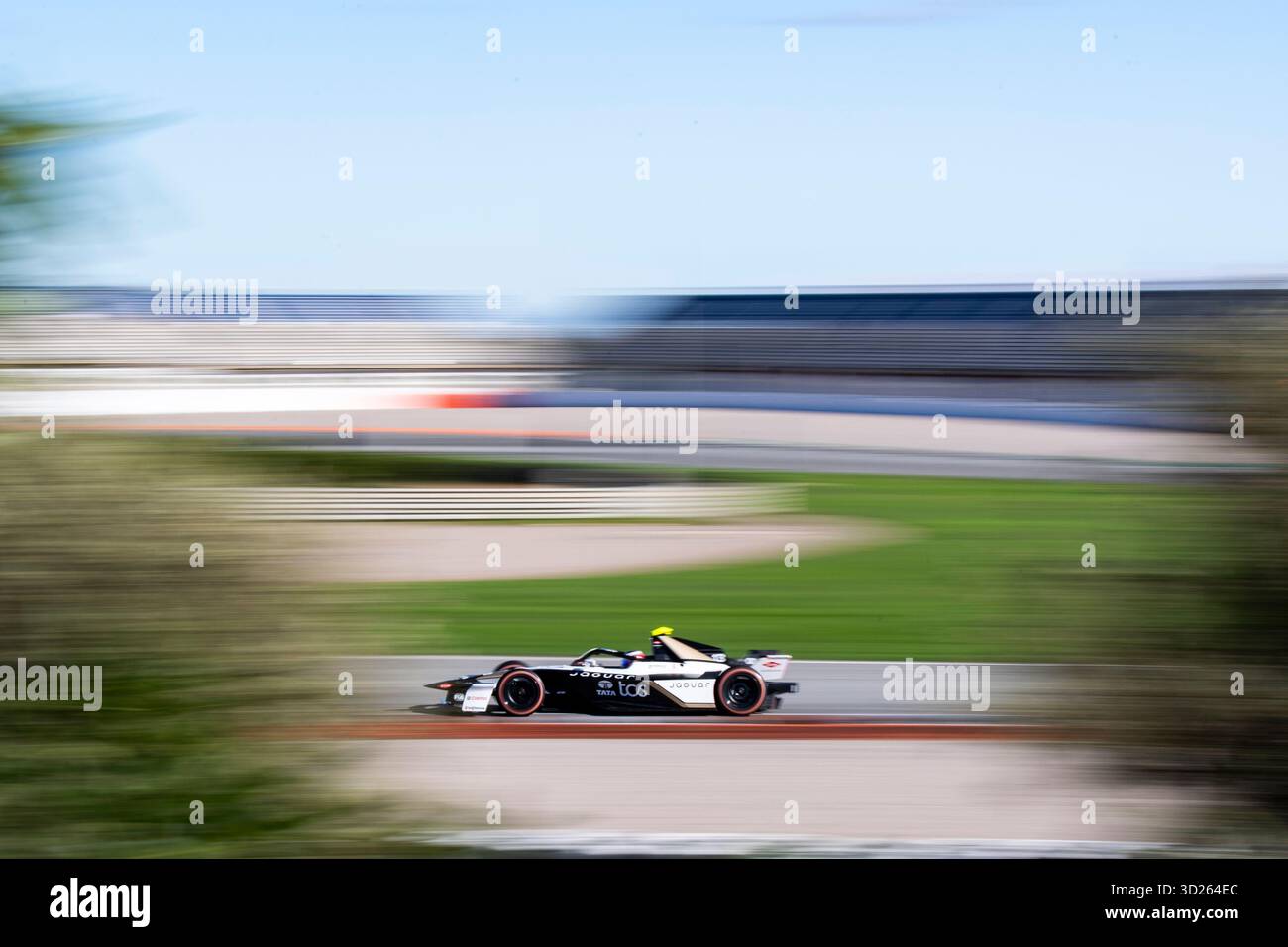 13 DA COSTA Antonio Felix (PRT), Jaguar TCS Racing, Jaguar I-type 7, action lors des essais de pré-saison de Valence 2025 du Championnat du monde ABB FIA Formula E 2025-26, sur le circuit Ricardo Tormo du 27 au 31 octobre 2025 à Cheste, Espagne - photo Fabrizio Boldoni / DPPI Banque D'Images