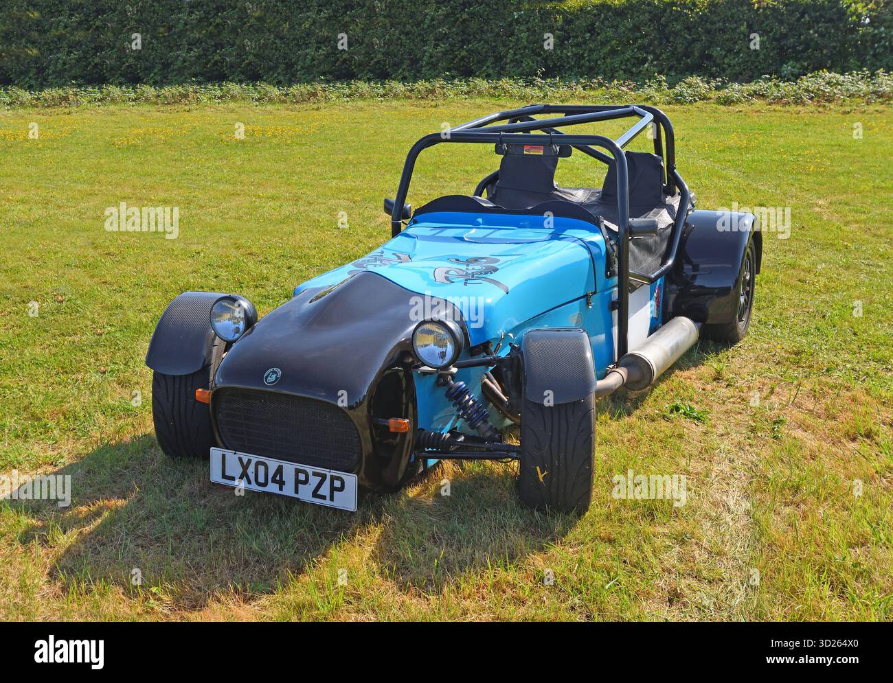 Voiture de course classique Tiger garée dans le champ Banque D'Images