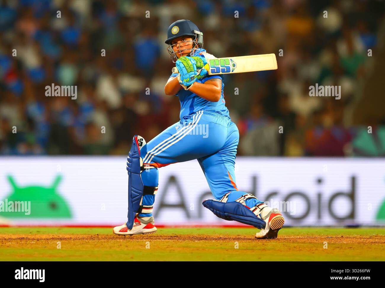 Richa Ghosh de l'Inde lors du match de demi-finale de la Coupe du monde de cricket féminine de l'ICC, Inde vs Australie à la DocD.Y. Patil Sports Academy, Navi Mumbai, Inde, 30 octobre 2025 (photo par Shubhajit Roy Karmakar/News images) Banque D'Images