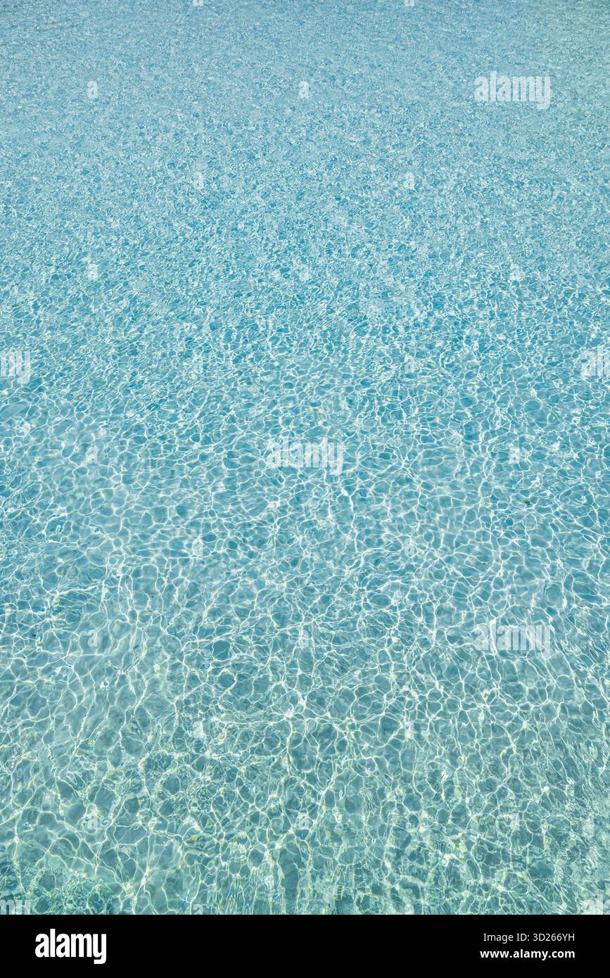 Texture d'eau claire immaculée, fond extérieur récréatif insouciant d'été, motif de surface naturel frais Banque D'Images