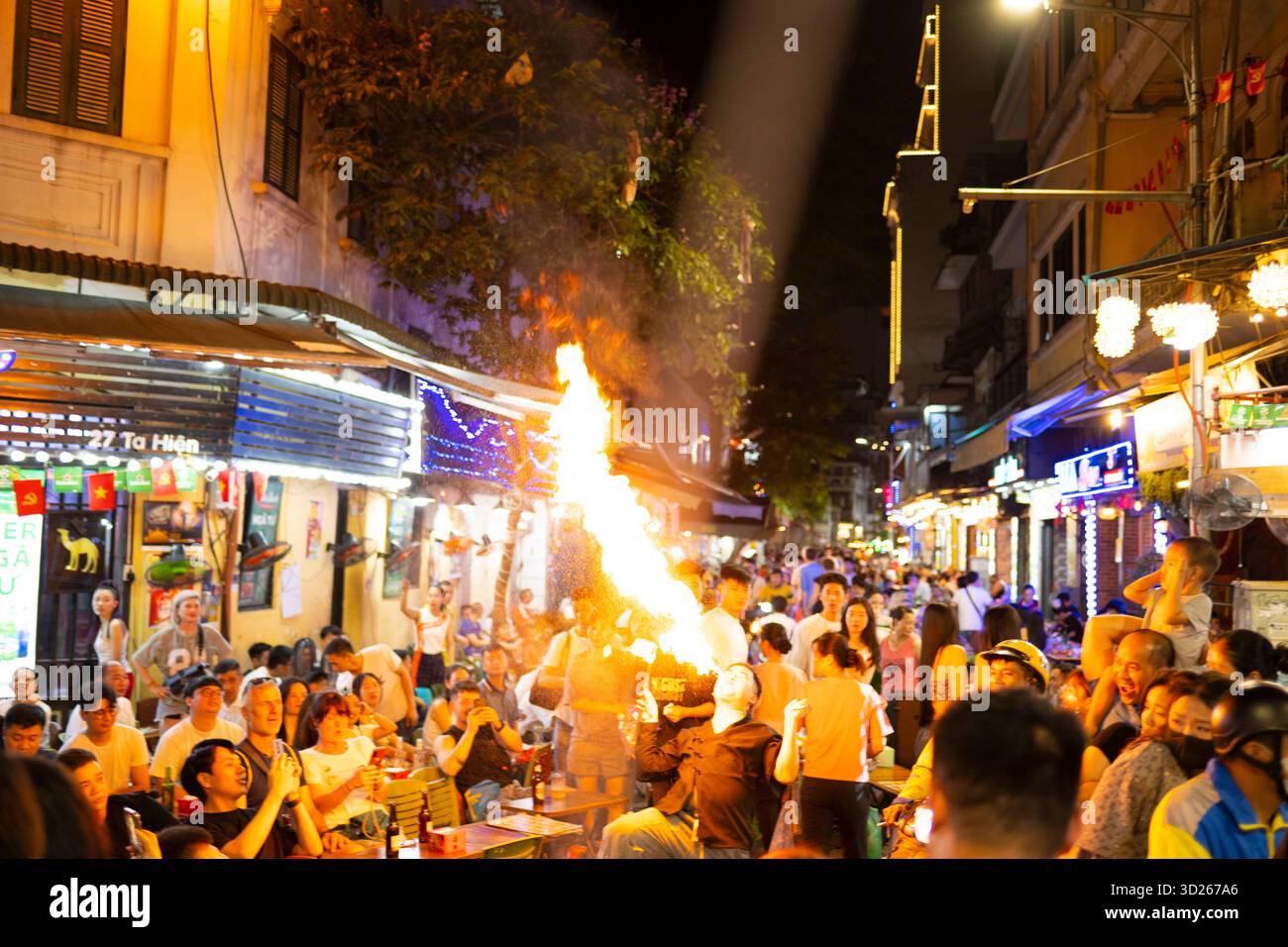 Hanoi, Vietnam-juin 07 2025 : profiter de la vie nocturne, des foules de jeunes sympathiques se rassemblent pour le plaisir, la nourriture, la boisson et le projet local Bia Hoi, pendant la w Banque D'Images