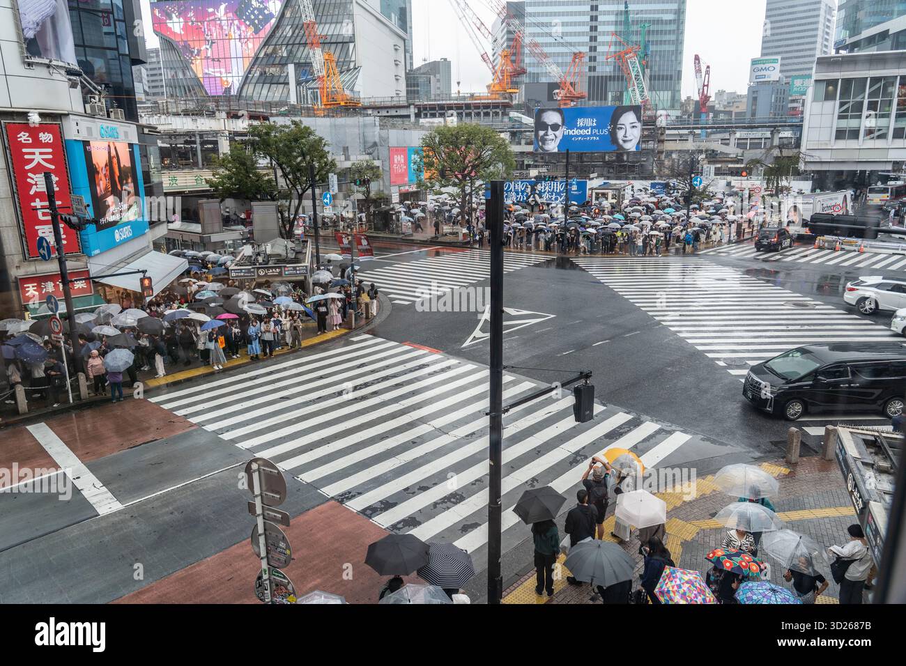 Tokyo, Shibuya, Japon : rue Shibuya traversant l'une des attractions de Tokyo. Des milliers de personnes traversent la rue de différentes directions Banque D'Images