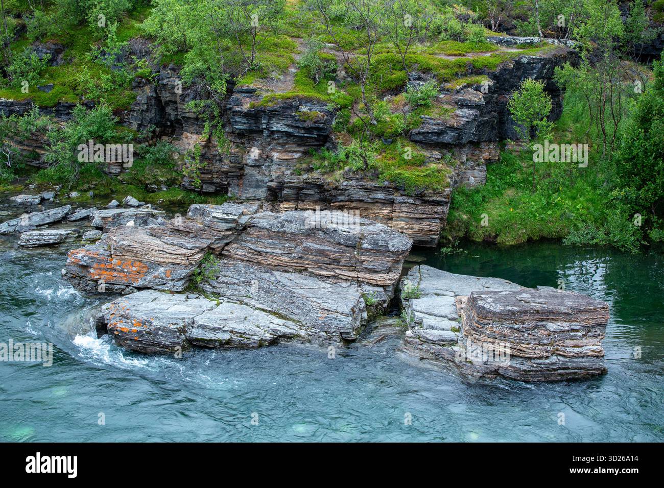 L'eau turquoise et les rochers près de la belle rivière Abisko, Abiskojokk à Abisko Canyon, Suède, Europe du Nord Banque D'Images