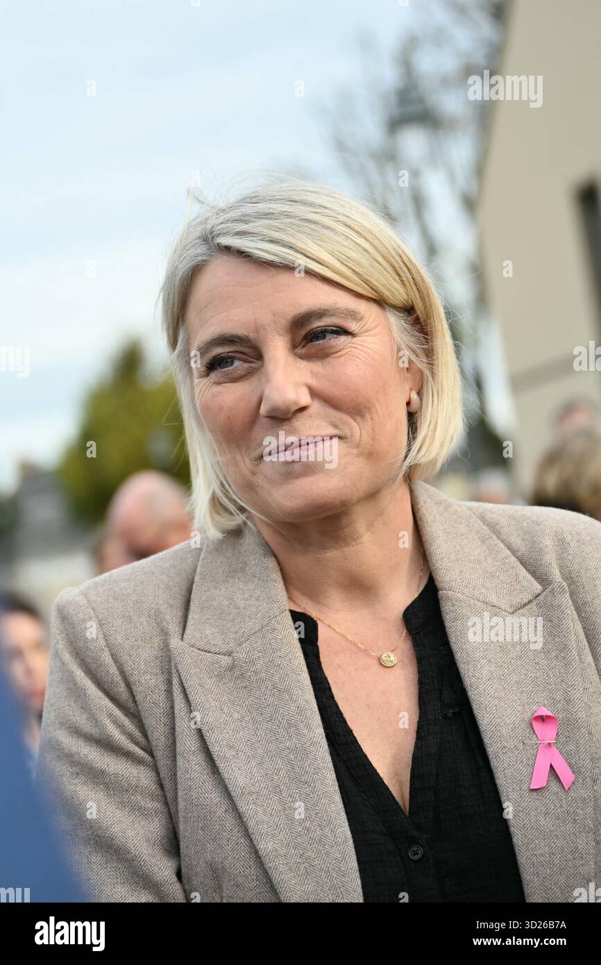 Carentan, France. 30 octobre 2025. Stephanie Rist, ministre de la santé française, regarde lors d'une visite au centre de santé de Carentan, à Carentan, dans le nord-ouest de la France, le 30 octobre 2025. Photo de Lou Benoist/Pool/ABACAPRESS.COM crédit : Abaca Press/Alamy Live News Banque D'Images