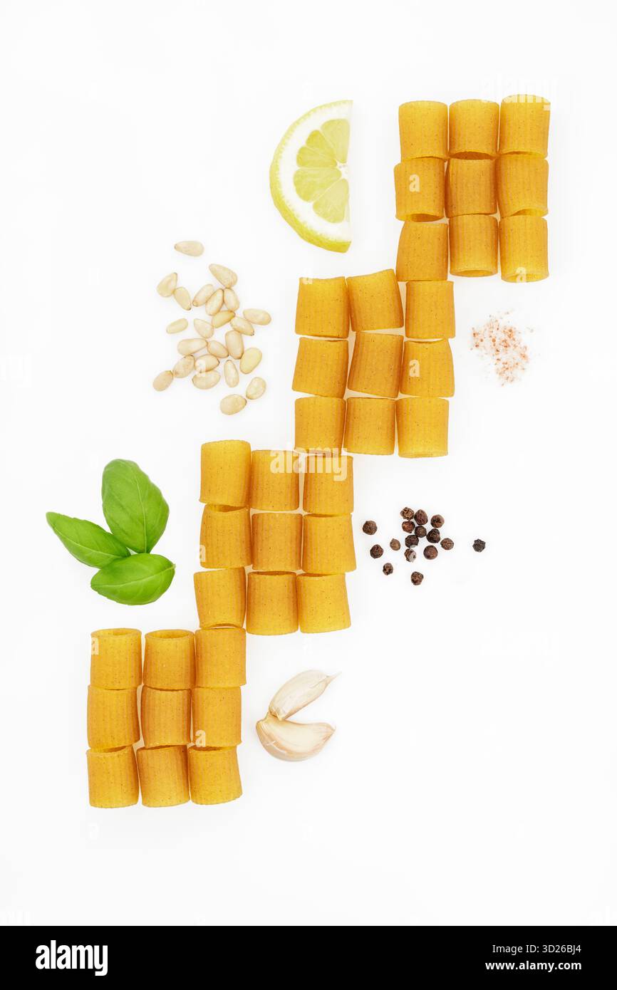 Pâtes Rigatoni non cuites avec ingrédients pour la sauce pesto Banque D'Images