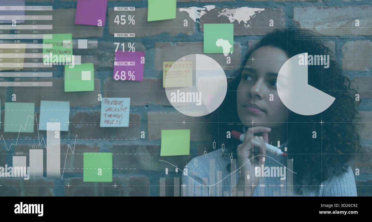 Présentation du manager pointant vers le mur de briques avec des notes dans la salle de réunion, projection de graphiques, espace de copie Banque D'Images