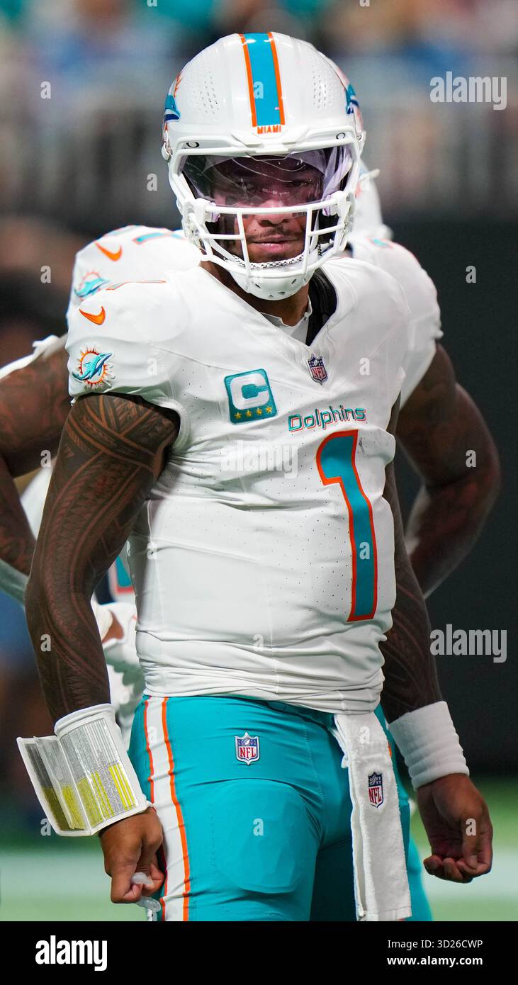 Atlanta, Géorgie, États-Unis. 26 octobre 2025. Tua Tagovailoa, quarterback des Dolphins de Miami (1) sur le terrain lors du match contre les Falcons d'Atlanta au Mercedes-Benz Stadium. (Crédit image : © Debby Wong/ZUMA Press Wire) USAGE ÉDITORIAL SEULEMENT ! Non destiné à UN USAGE commercial ! Banque D'Images