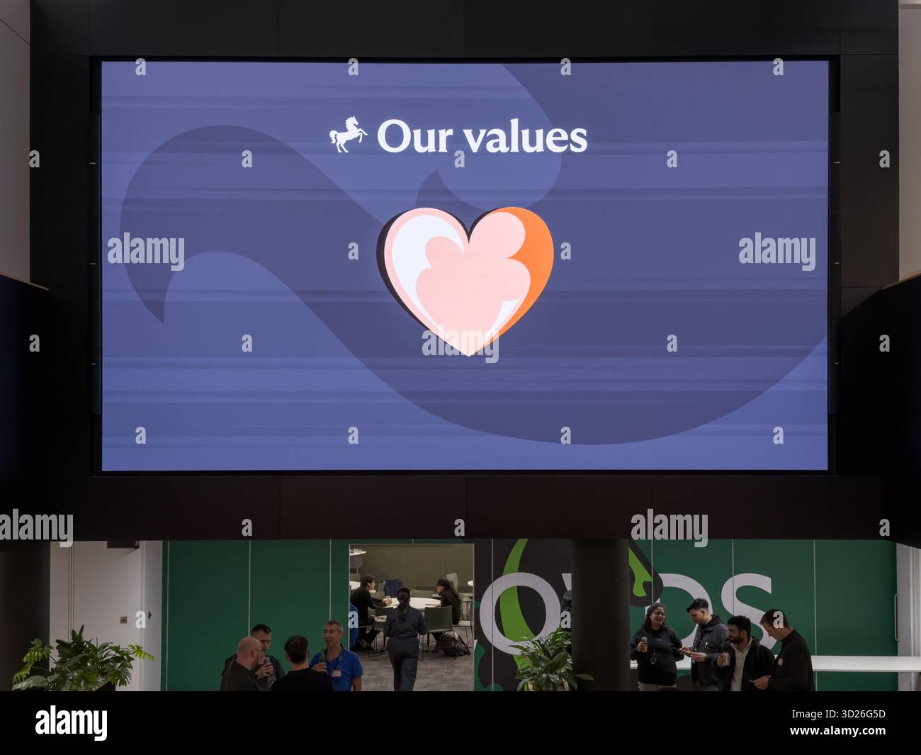 Publicité numérique pour LLOYDS Bank affichée sur un écran LED géant avec un logo en forme de cœur avec les mots « nos valeurs » Banque D'Images