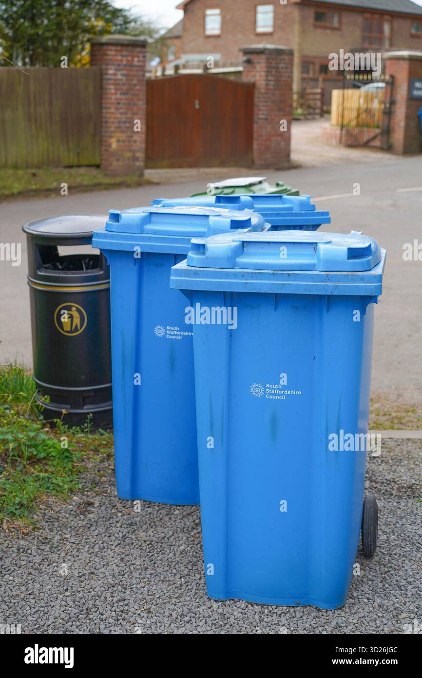 Poubelles bleues du South Staffordshire Council à l'extérieur des résidences résidentielles. Banque D'Images