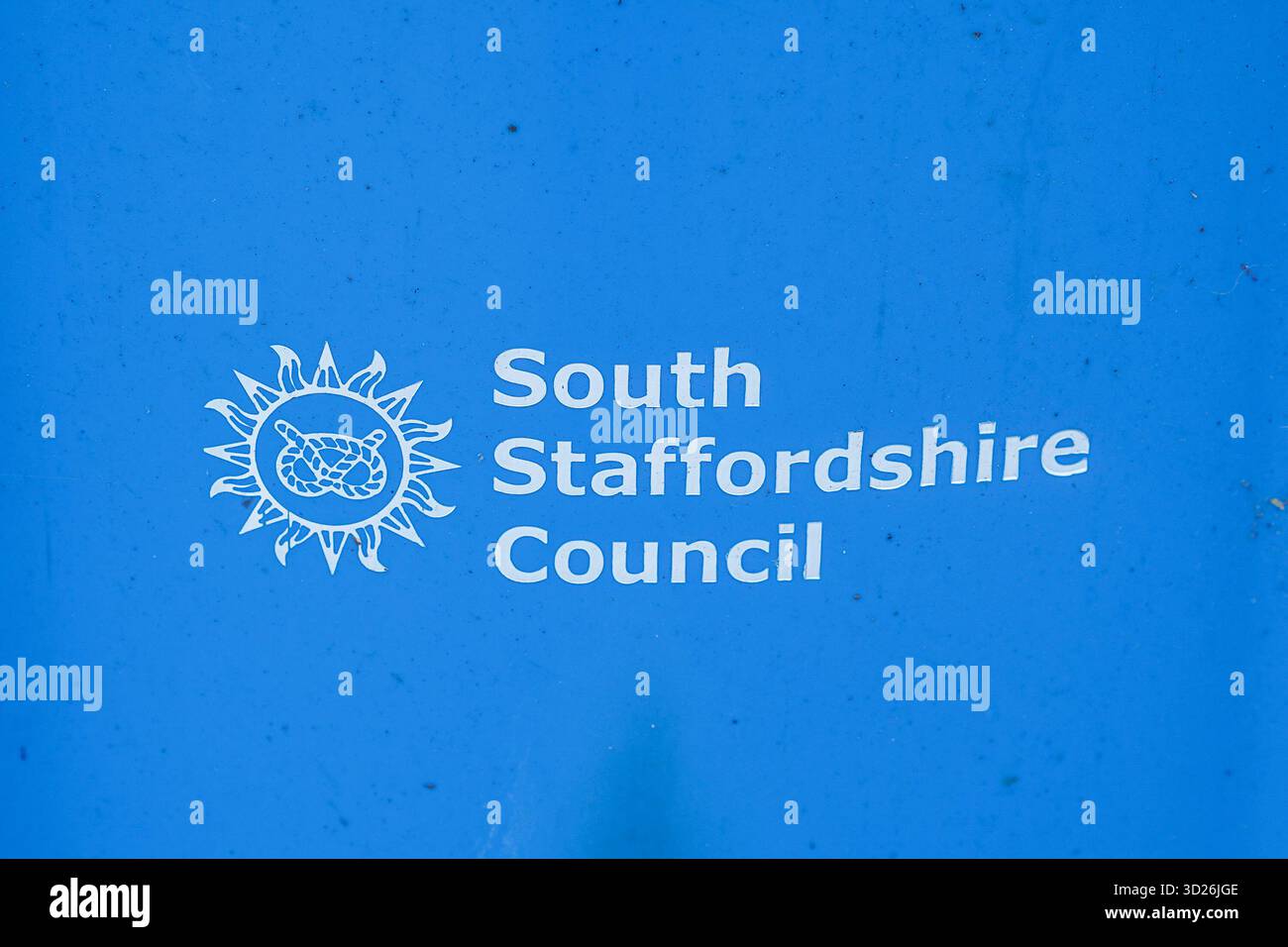 Logo du South Staffordshire Council et caractères imprimés sur le côté d'une poubelle bleue du conseil. Banque D'Images