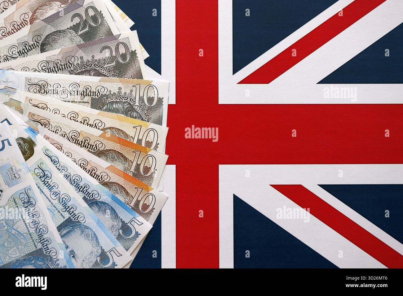 KIEV, UKRAINE - 17 SEPTEMBRE 2025 grosse quantité de billets de la livre britannique sur le drapeau de l'Union Jack Fermer Banque D'Images
