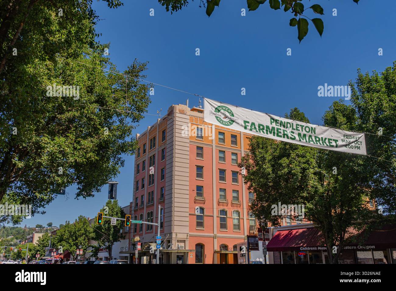 Pendleton, OREGON, US- 12 août 2025 : scène de rue dans le centre-ville avec la bannière du marché de Farmer dans la rue principale pittoresque avec des bâtiments en briques et des boutiques branchées. Banque D'Images