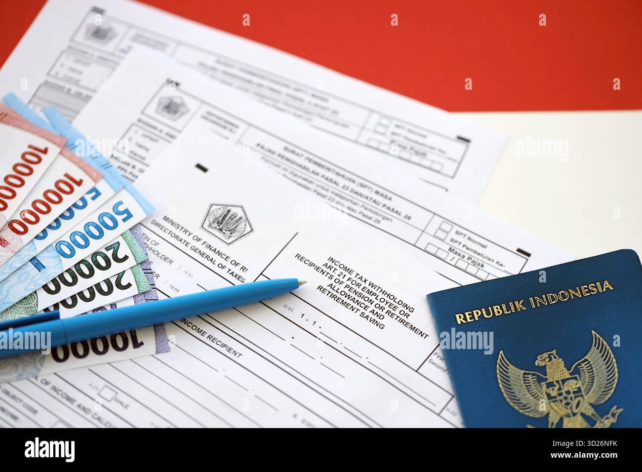 KIEV, UKRAINE - le 27 JANVIER 2024 formulaires fiscaux indonésiens 1721 a1 retenue d'impôt sur le revenu art 21 pour les employés ou les bénéficiaires d'une pension, d'une allocation de retraite, d'une épargne-retraite et d'autres documents fiscaux Banque D'Images