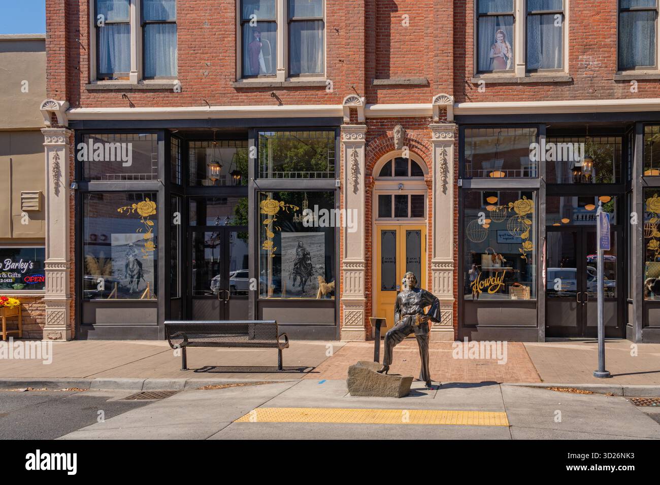 Pendleton, OREGON, États-Unis- 12 août 2025 : scène de rue dans le centre-ville avec des rues pittoresques et des bâtiments en briques du 19ème siècle et des boutiques et restaurants branchés. Banque D'Images