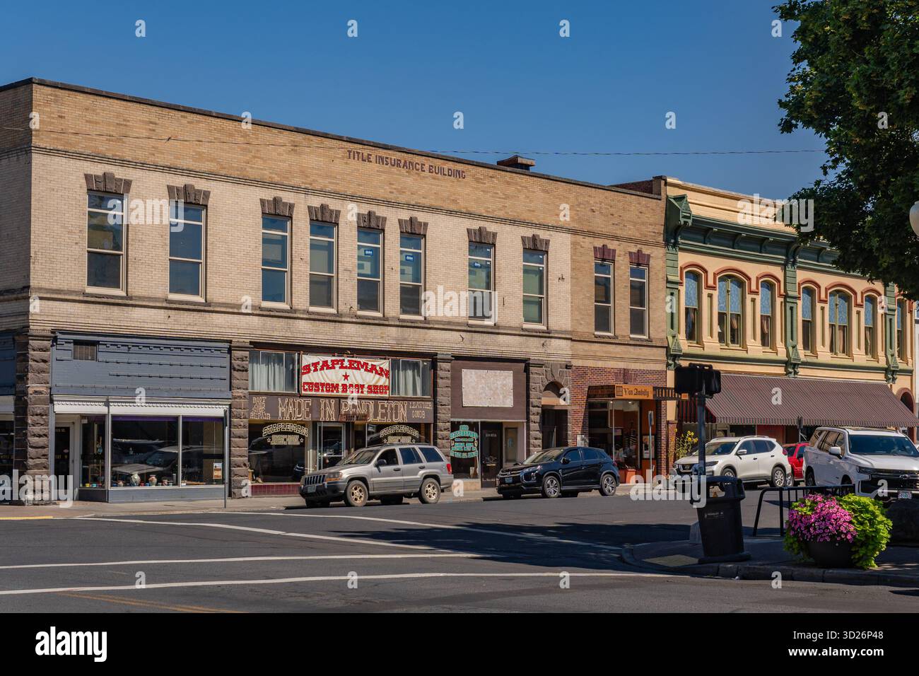 Pendleton, OREGON, États-Unis- 12 août 2025 : scène de rue dans le centre-ville avec des rues pittoresques et des bâtiments en briques du 19ème siècle et des boutiques et restaurants branchés. Banque D'Images