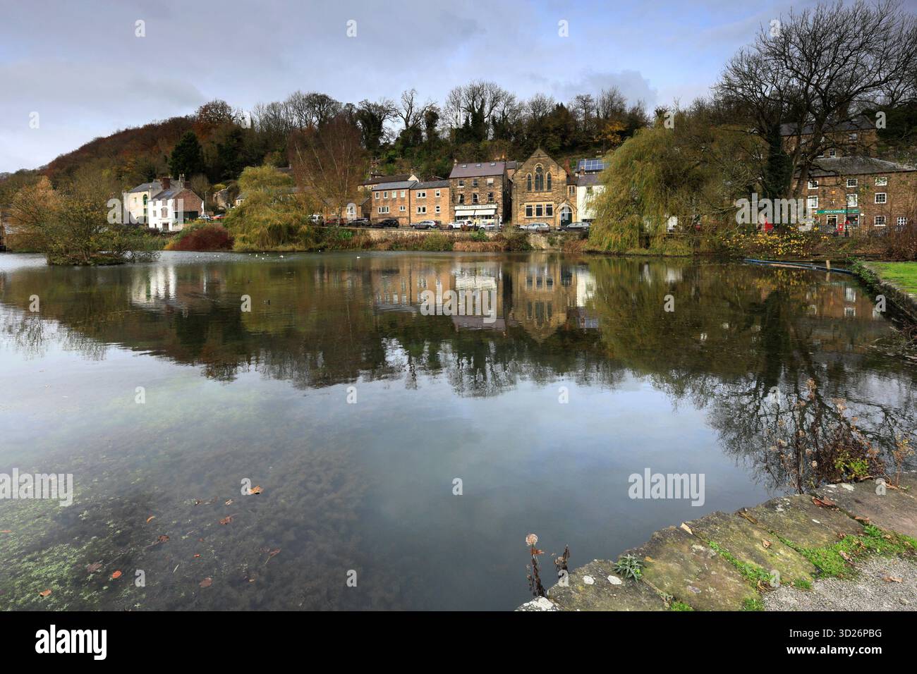 The Mill Pond au village de Cromford, Peak District National Park, Derbyshire Dales, Angleterre, Royaume-Uni Banque D'Images