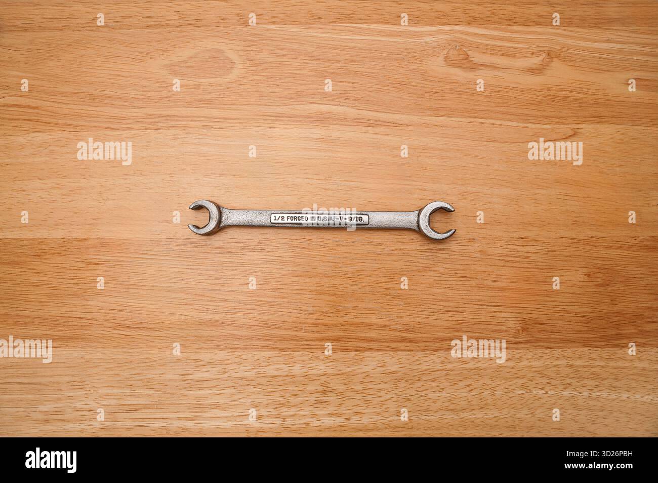 Voici un exemple de clé à écrou évasé 1/2' et 9/16' de Craftsman utilisée sur une table en bois. Le verso est vu ici. Banque D'Images