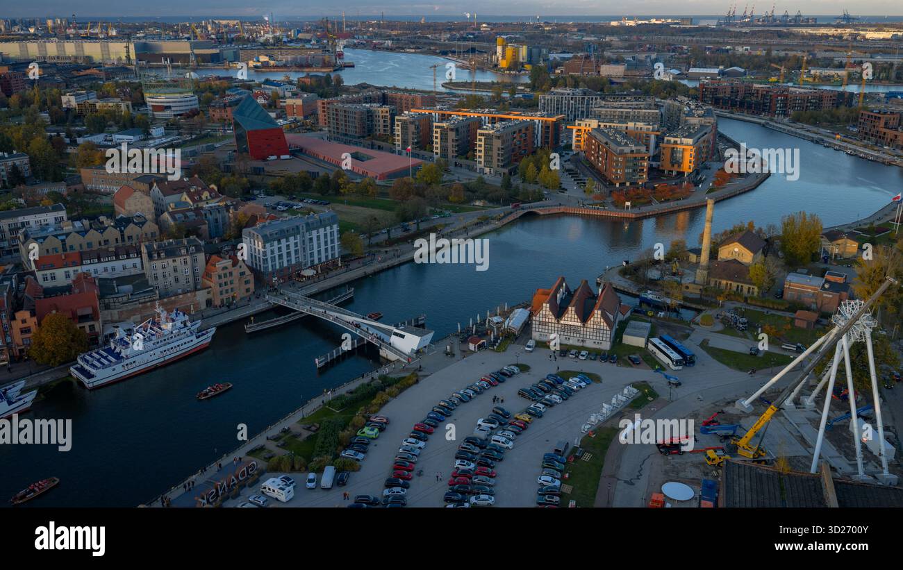 Vue aérienne de Gdansk, Pologne, montrant la rivière Motlawa, l'île Granary, la grue de Gdansk, une large passerelle, une grande roue, des bateaux d'excursion et un navire lointain Banque D'Images