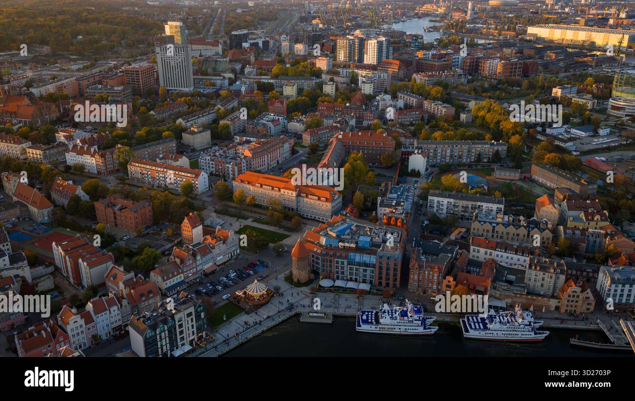 Vue aérienne de Gdansk, Pologne à l'heure d'or montre Motlawa River, cafés, bateaux d'excursion blancs, maisons de ville à pignons, église de Marys, et les Gdans médiévaux Banque D'Images