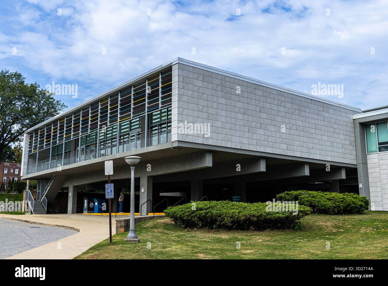 Extérieur de la Yonkers public Library, Grinton I. Will Branch, à Yonkers, New York. Façade de bâtiment de bibliothèque moderne avec caillebotis coloré. Banque D'Images