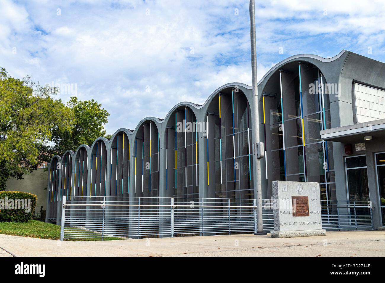 Extérieur de la Yonkers public Library, Grinton I. Will Branch, à Yonkers, New York. Façade de bâtiment de bibliothèque moderne avec caillebotis coloré. Banque D'Images