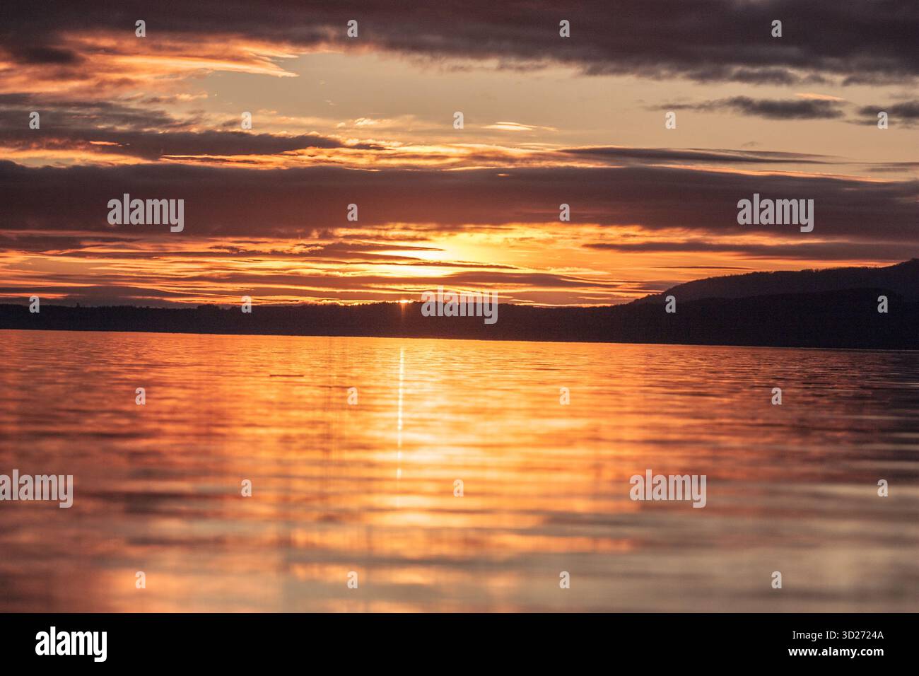 Coucher de soleil sur le Pacifique, Chili. Coucher de soleil doré illuminant les vagues de l'océan le long de la côte, avec des couleurs vives du ciel et une atmosphère de plage relaxante. Banque D'Images