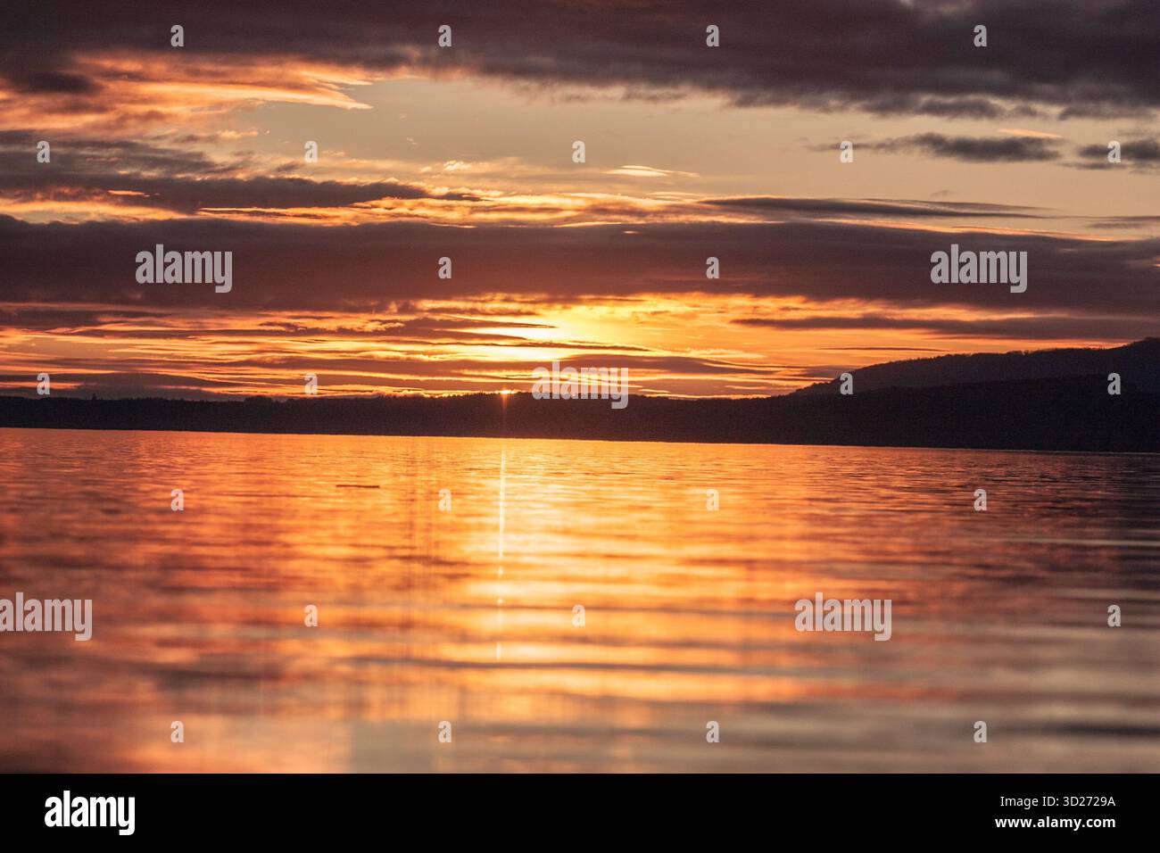 Coucher de soleil sur le Pacifique, Chili. Coucher de soleil doré illuminant les vagues de l'océan le long de la côte, avec des couleurs vives du ciel et une atmosphère de plage relaxante. Banque D'Images