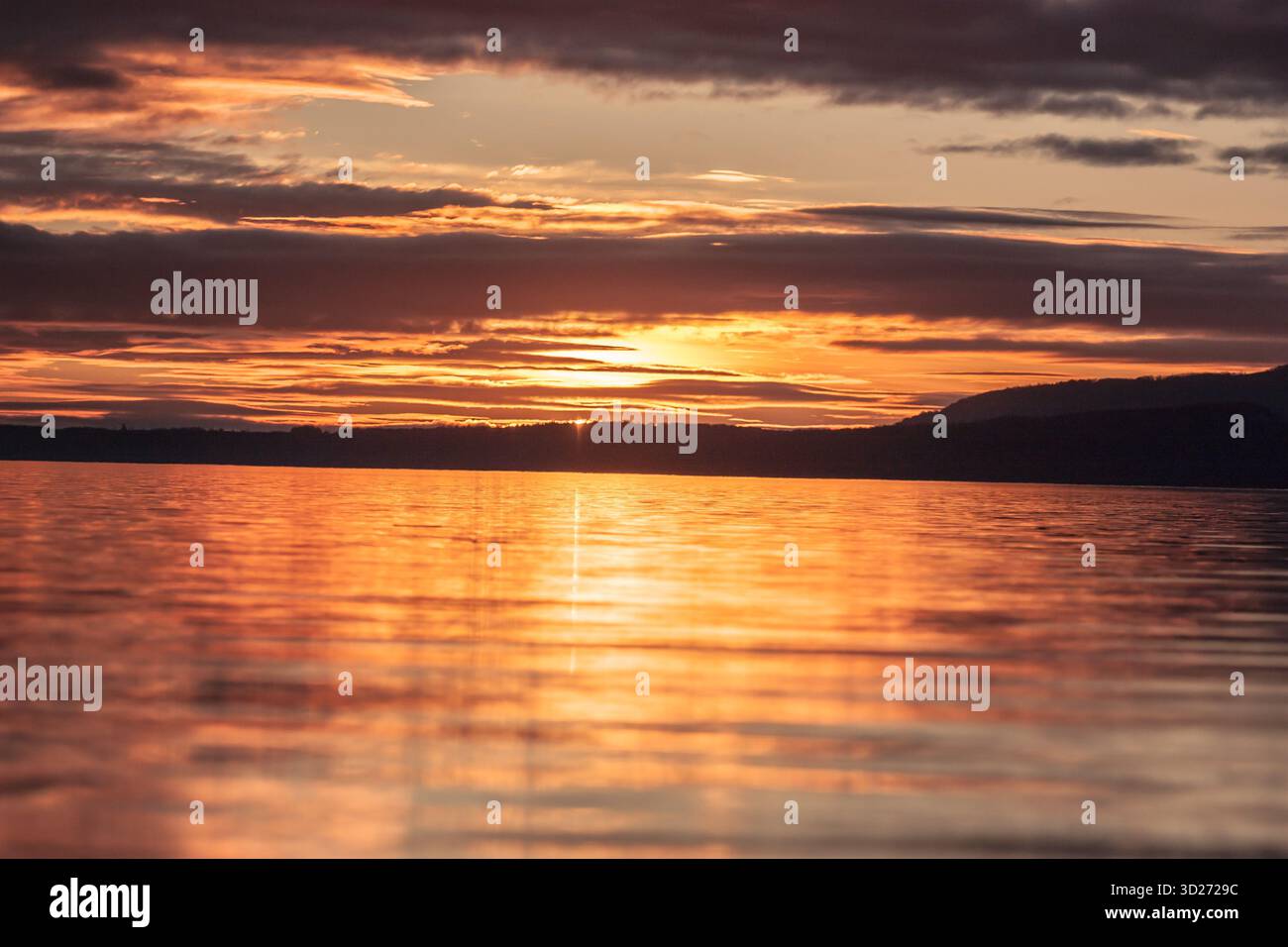 Coucher de soleil sur le Pacifique, Chili. Coucher de soleil doré illuminant les vagues de l'océan le long de la côte, avec des couleurs vives du ciel et une atmosphère de plage relaxante. Banque D'Images