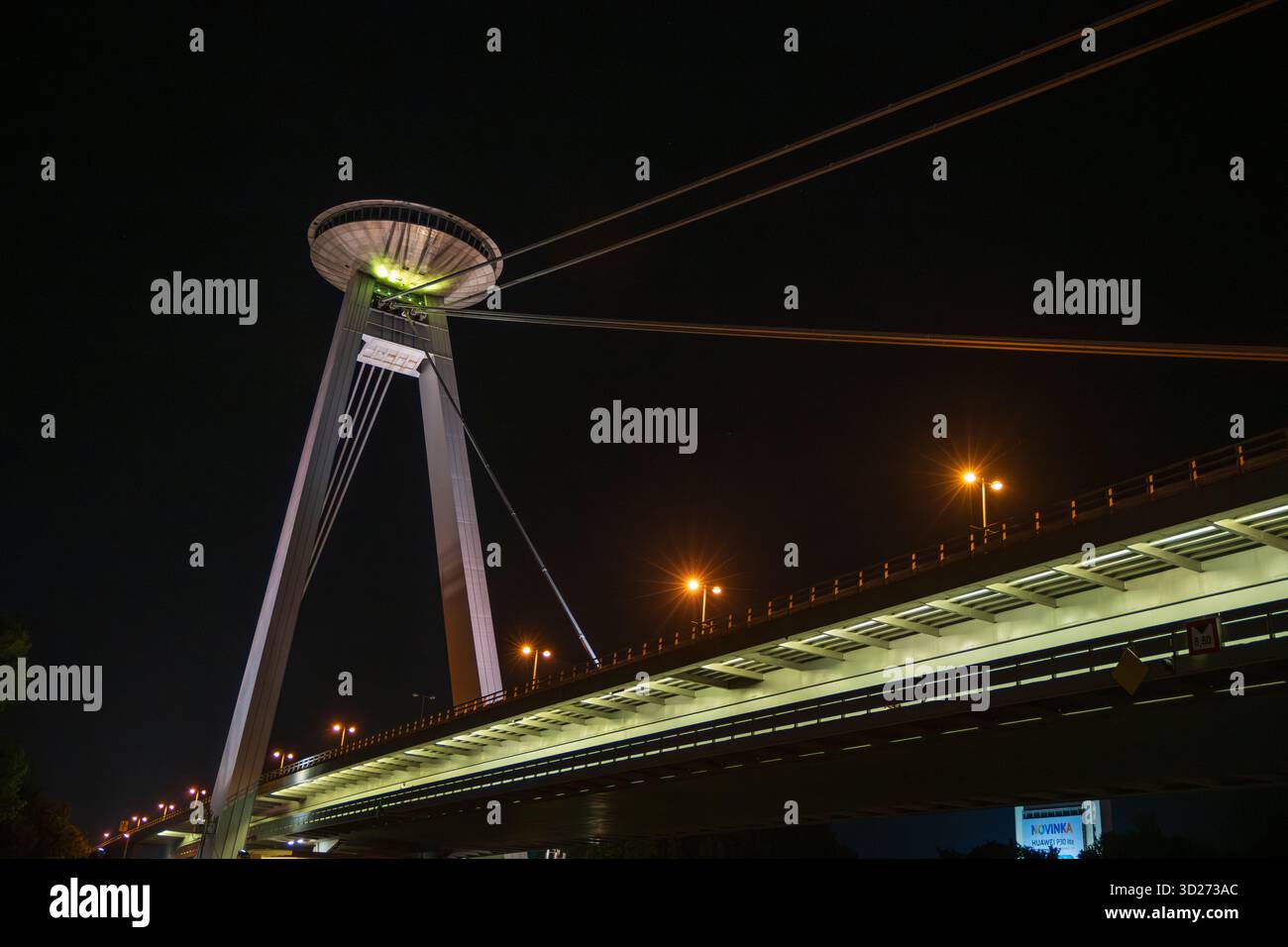Bratislava, Slovaquie - 27 juin 2019 : vue du pont de soulèvement national slovaque, du pont MOST SNP et de la tour OVNI depuis un bateau de croisière sur le Danube Banque D'Images
