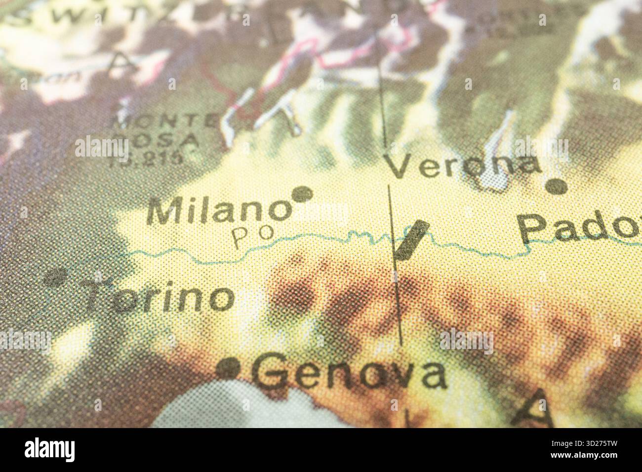 L'image affiche une section de la carte de l'Italie, mettant en évidence les grandes villes comme Rome, Milan, Florence, Sienne et Gênes les montagnes des Apennins sont montrées p Banque D'Images