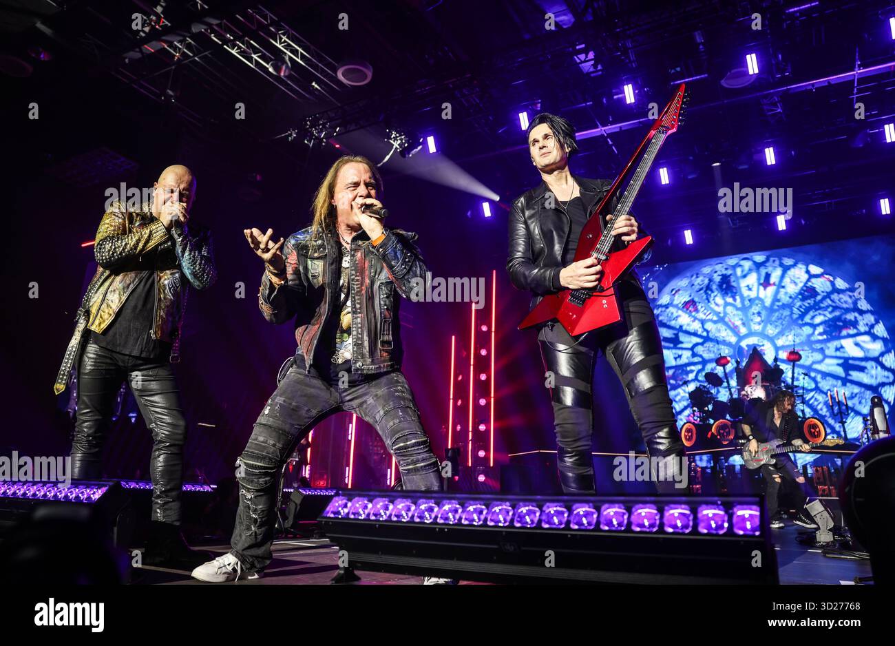 Bochum, Allemagne. 30 octobre 2025. Les chanteurs du groupe Helloween, Michael Kiske (à gauche) et Andi Deris (à gauche) sont sur scène avec le guitariste Sascha Gerstner (à droite). Le groupe de Power metal Helloween se produit au RuhrCongress Bochum dans le cadre de leur tournée 40 Years Anniversary Tour. Crédit : Oliver Berg/dpa/Alamy Live News Banque D'Images