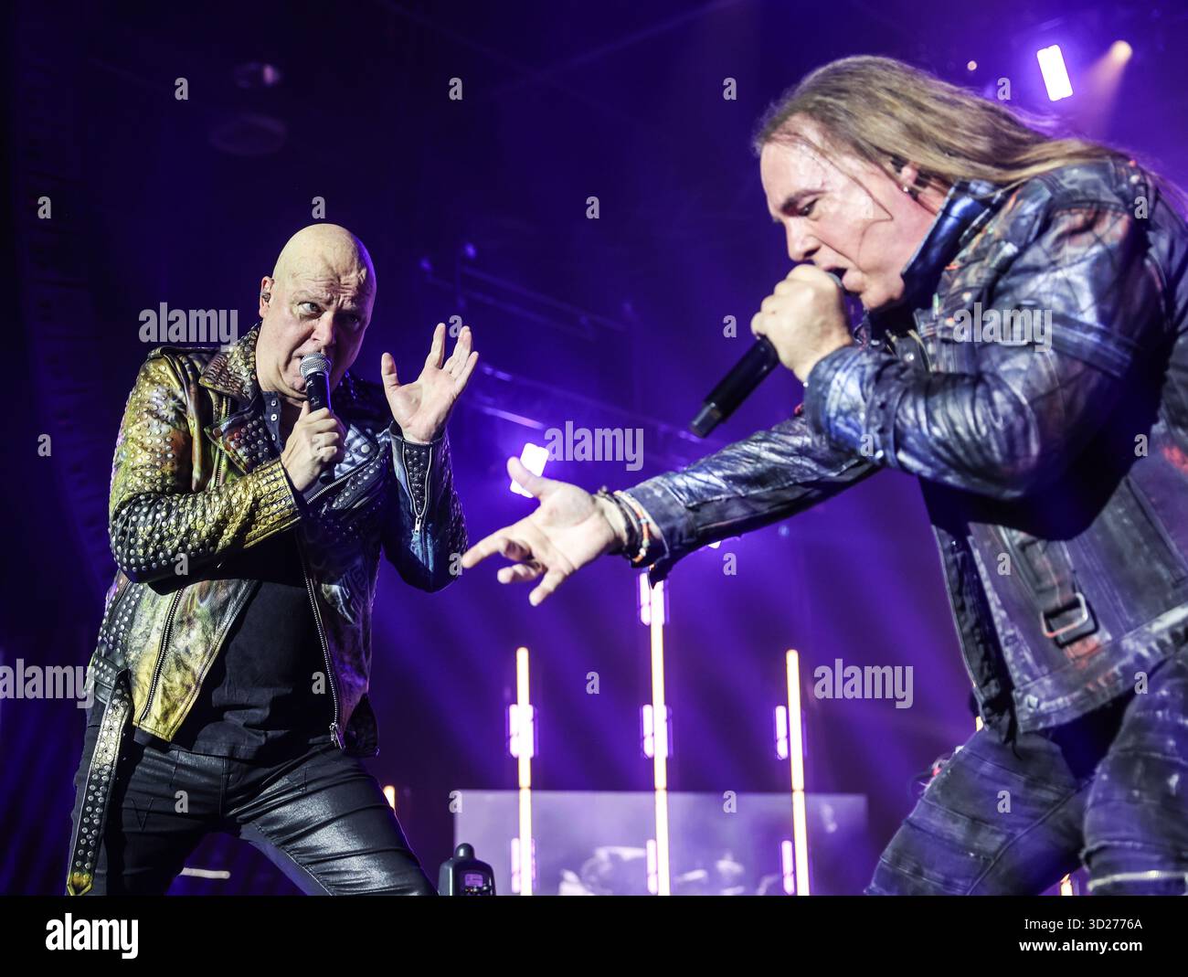 Bochum, Allemagne. 30 octobre 2025. Les chanteurs du groupe Helloween, Michael Kiske (à gauche) et Andi Deris (à droite), sont sur scène. Le groupe de Power metal Helloween se produit au RuhrCongress Bochum dans le cadre de leur tournée 40 Years Anniversary Tour. Crédit : Oliver Berg/dpa/Alamy Live News Banque D'Images