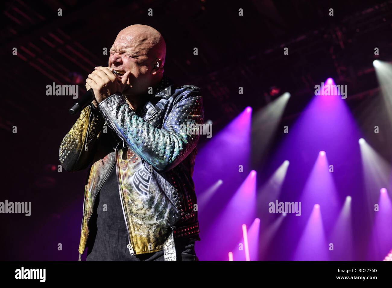 Bochum, Allemagne. 30 octobre 2025. Le chanteur du groupe Helloween, Michael Kiske, est sur scène. Le groupe de Power metal Helloween se produit au RuhrCongress Bochum dans le cadre de leur tournée 40 Years Anniversary Tour. Crédit : Oliver Berg/dpa/Alamy Live News Banque D'Images