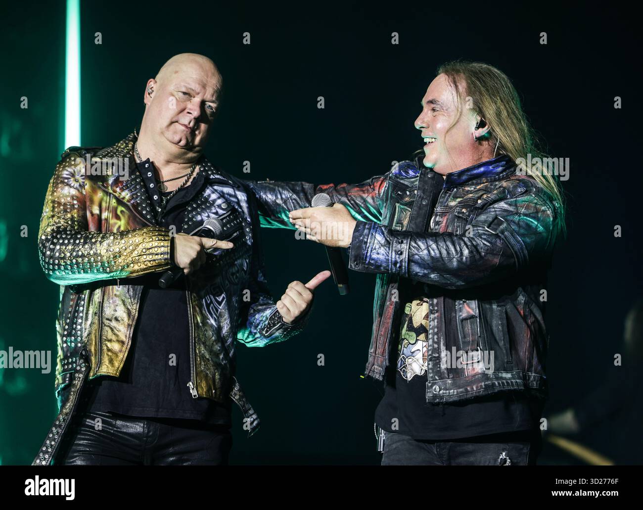 Bochum, Allemagne. 30 octobre 2025. Les chanteurs du groupe Helloween, Michael Kiske (à gauche) et Andi Deris (à droite), sont sur scène. Le groupe de Power metal Helloween se produit au RuhrCongress Bochum dans le cadre de leur tournée 40 Years Anniversary Tour. Crédit : Oliver Berg/dpa/Alamy Live News Banque D'Images