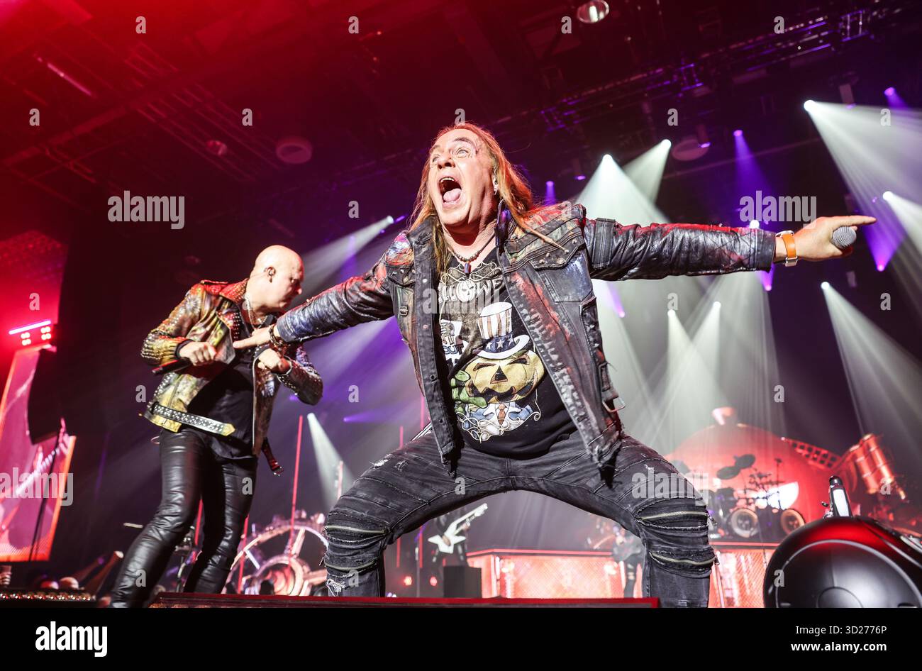 Bochum, Allemagne. 30 octobre 2025. Les chanteurs du groupe Helloween, Michael Kiske (à gauche) et Andi Deris (à droite), sont sur scène. Le groupe de Power metal Helloween se produit au RuhrCongress Bochum dans le cadre de leur tournée 40 Years Anniversary Tour. Crédit : Oliver Berg/dpa/Alamy Live News Banque D'Images