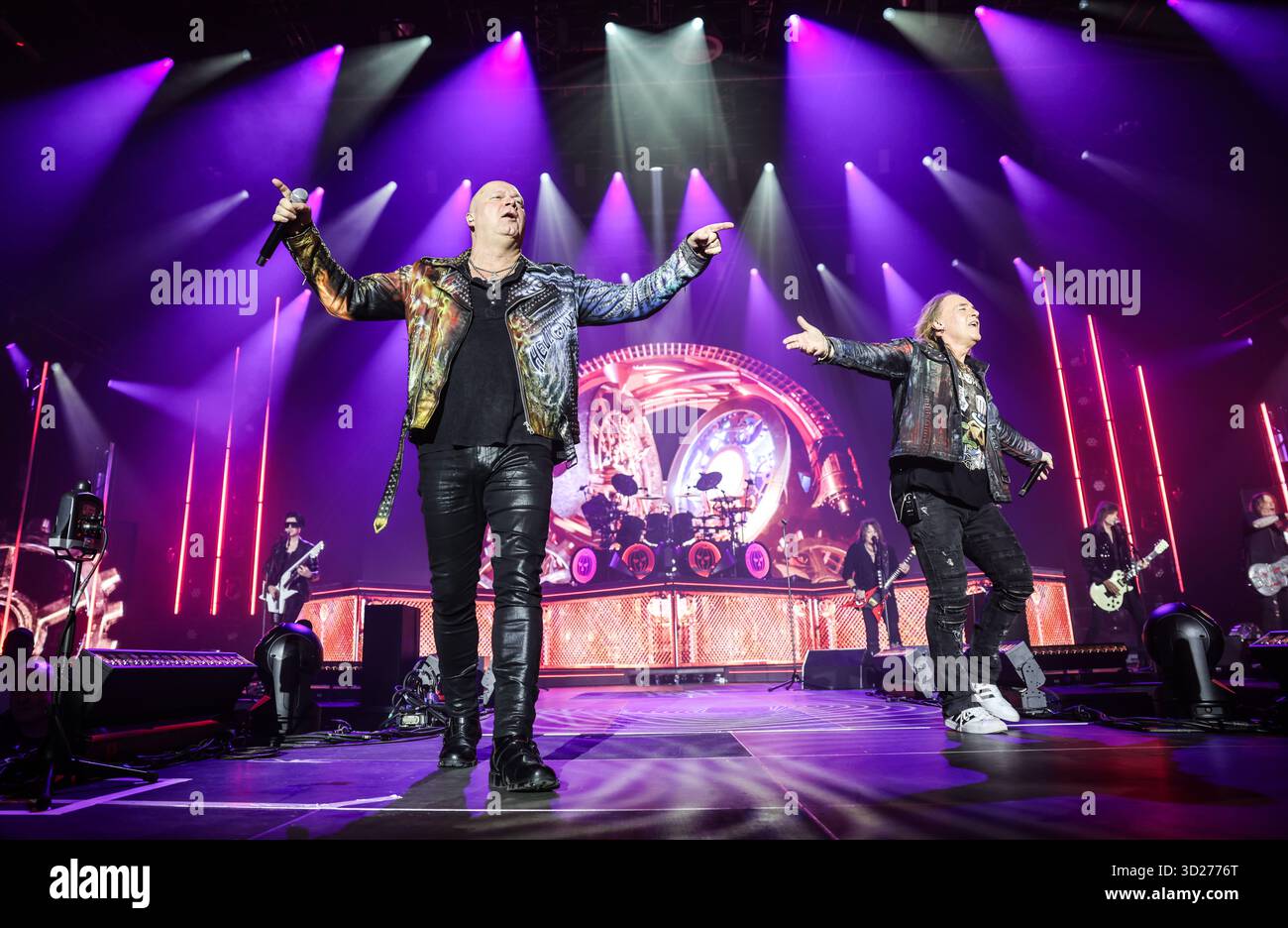 Bochum, Allemagne. 30 octobre 2025. Les chanteurs du groupe Helloween, Michael Kiske (à gauche) et Andi Deris (à droite), sont sur scène. Le groupe de Power metal Helloween se produit au RuhrCongress Bochum dans le cadre de leur tournée 40 Years Anniversary Tour. Crédit : Oliver Berg/dpa/Alamy Live News Banque D'Images