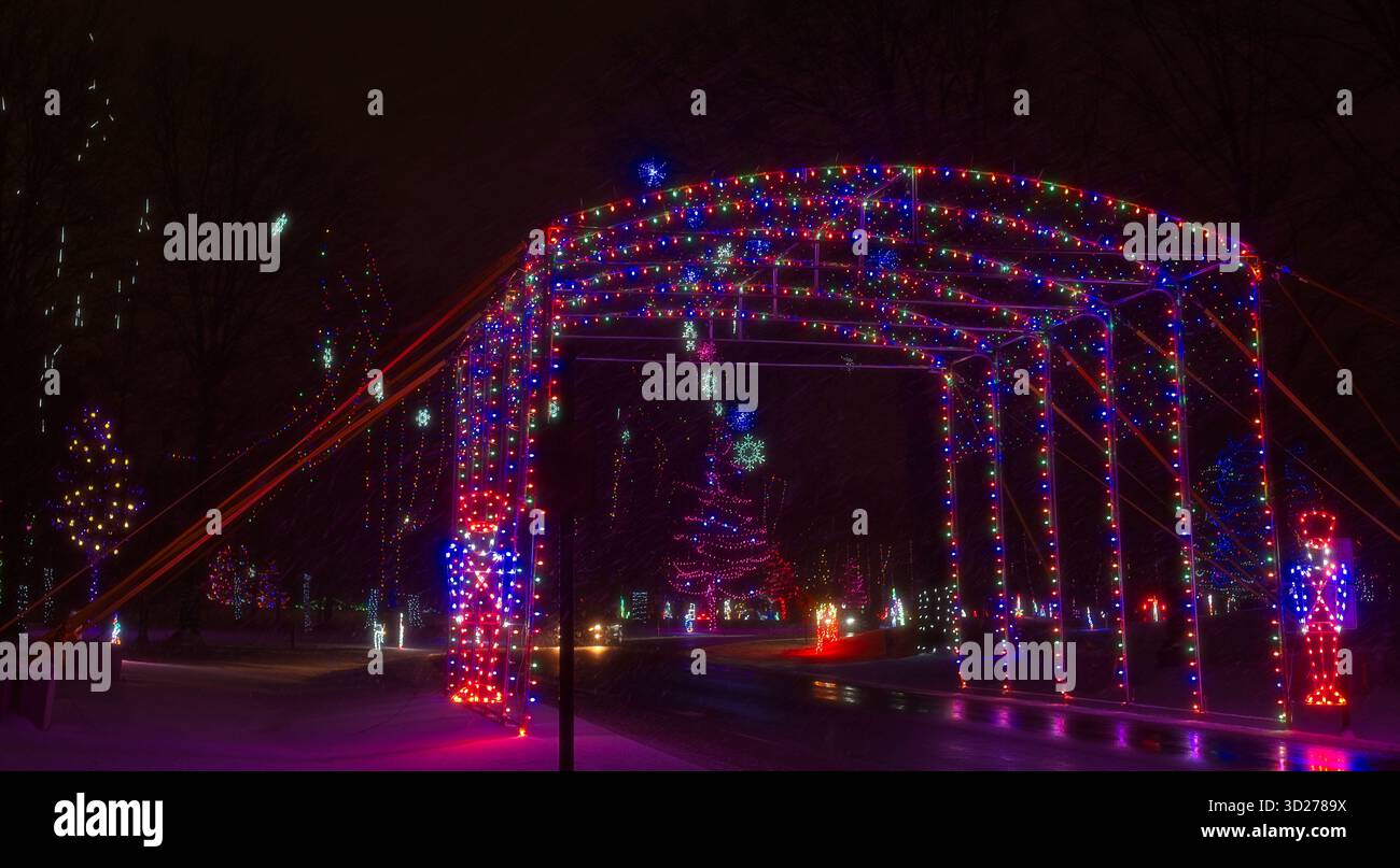 Un tunnel coloré de lumières sert d'entrée à une exposition d'éclairage de Noël dans un parc de la ville du nord-est de l'Ohio. Banque D'Images