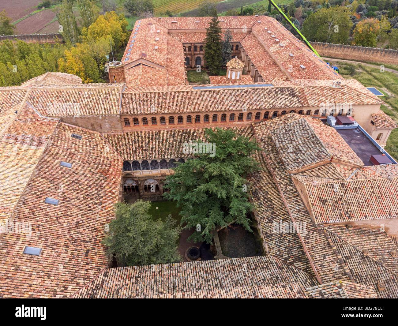 Monastère royal de Santa María de Veruela, abbaye cistercienne du XIIe siècle, cloître vu des airs, Vera de Moncayo, province de Saragosse, Espagne. Banque D'Images