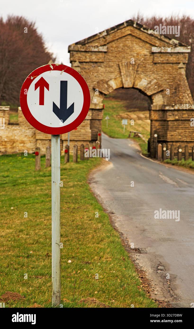 Un panneau de signalisation indiquant quelle direction a priorité, montrant l'arc étroit qu'ils doivent traverser Banque D'Images