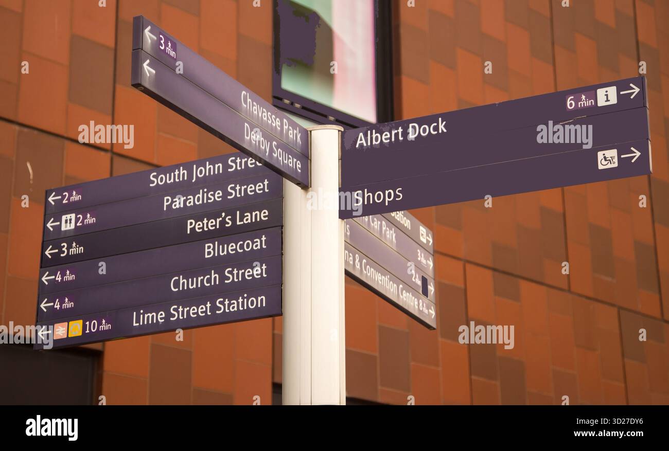 Un panneau indiquant le chemin vers les points d'intérêt de la ville de Liverpool Banque D'Images