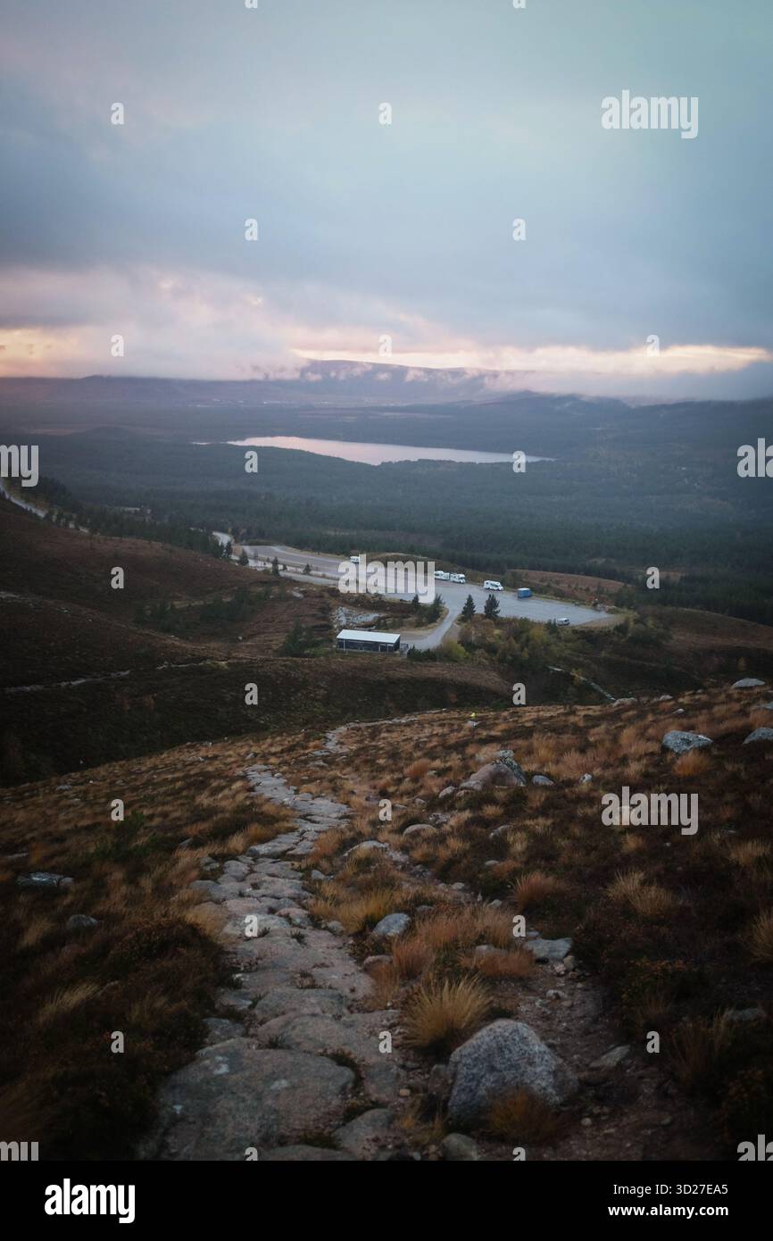 Marcher jusqu'à Cairn Gorm dans les Highlands écossais Banque D'Images
